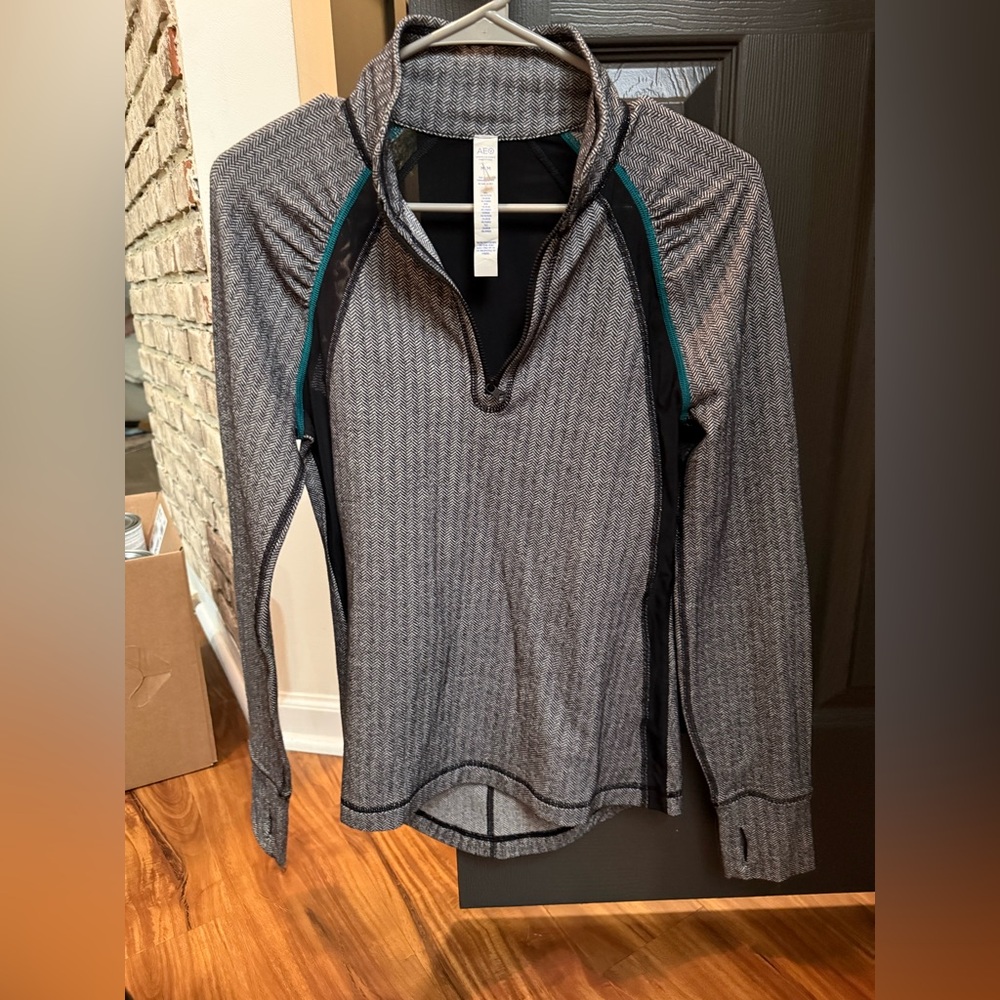 American Eagle Long Sleeve Athletic Top